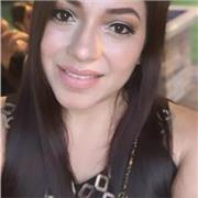 Profesora de español imparte clase para todas las edades